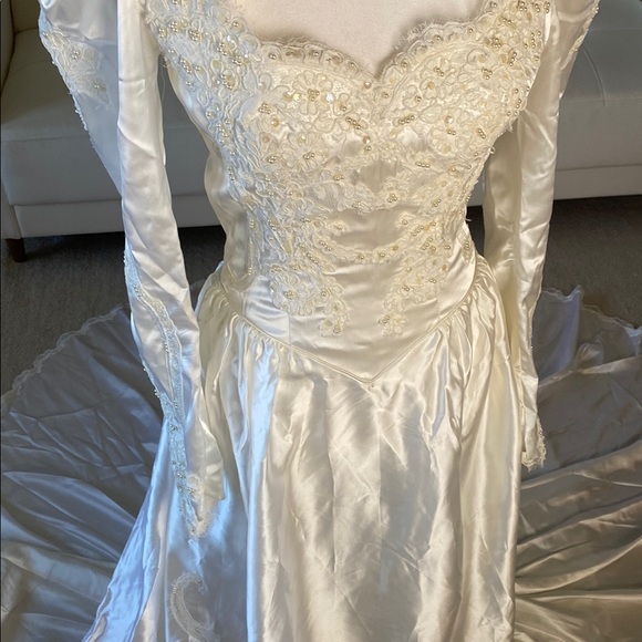 Elegant Vintage Ivory Lace Wedding Gown - Picture 12 of 16